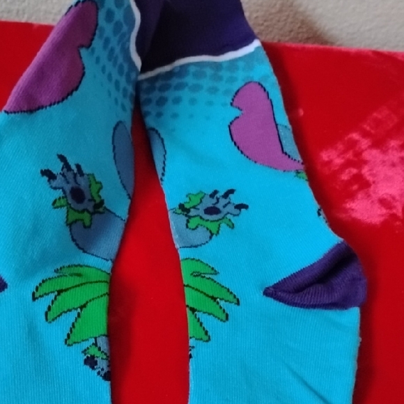 NWT Disney Stitch Shadow Pallet With Mirror+ Blue and Green Stitch Socks - Picture 12 of 13